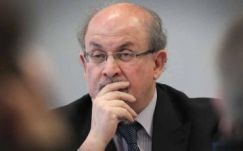 Megtoldotta a Rushdie fejére kitűzött vérdíjat az iráni közmédia