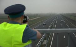 324 km/h-val hajtott egy autópályán az üzletember, börtönbe csukják