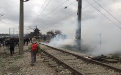 M1: kidöntötték a kerítést migránsok a macedón-görög határon