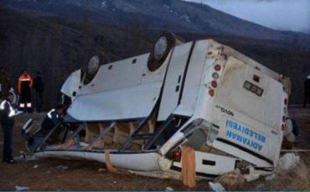 Felborult a kézilabdacsapat busza, két játékos meghalt