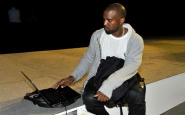 Lopáson kapták a kalózkodás ellen szónokló Kanye Westet