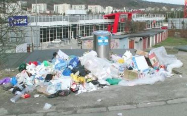 Marosvásárhely: folyik ki a szemét a „luxuskukákból”