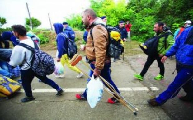 Tizenöt menekültet vett át Görögországtól Bukarest