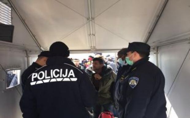 A macedónok már nem csak ország szerint szűrik a menekülteket