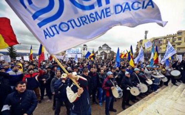 Autópályáért tüntettek a Dacia autógyár alkalmazottai