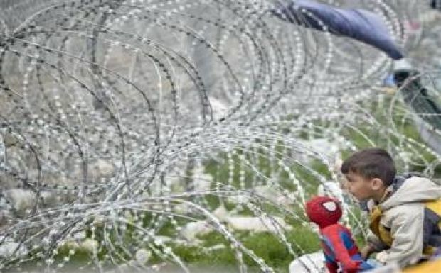 Szlovénia és Szerbia éjféltől korlátozza a migránsok beengedését