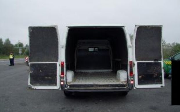 Sanyargatva szállítottak egy furgonnyi afgánt a román embercsempészek