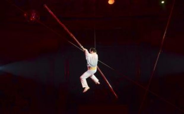 Leesett egy artista a kötélről a budapesti Nagycirkuszban