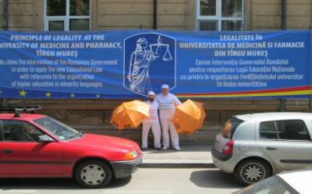 Két aktivista tüntet Bukarestben a MOGYE ügyében