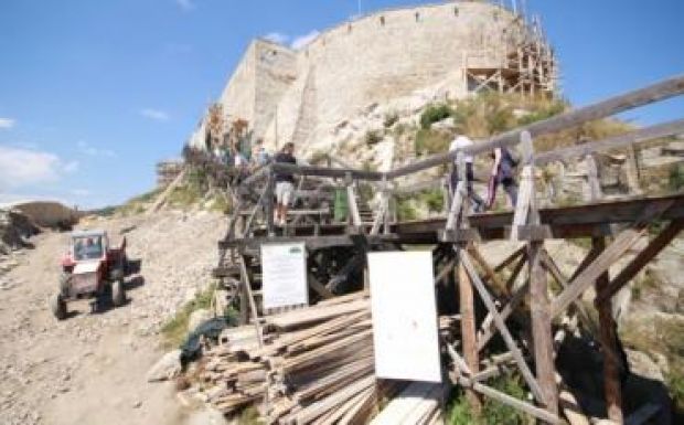 Áprilisban megnyitják a látogatók előtt a felújított Déva várát