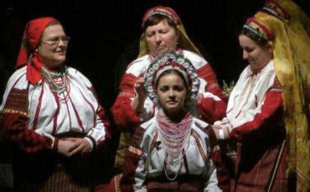 A csángó lakodalmi szokásokat elevenítik fel hagyományőrzők a budai Várban