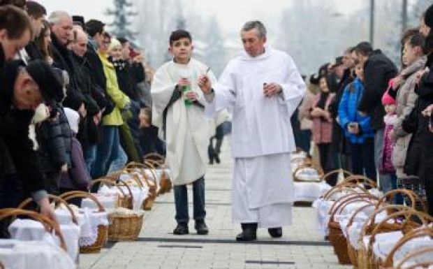 Ezrek szenteltették meg húsvéti ételeiket Csíkszereda főterén