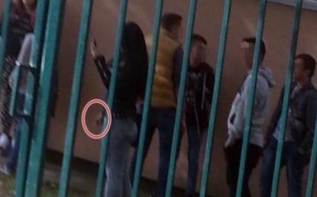 Iskolában dohányzó diákokat büntettek a rendőrök