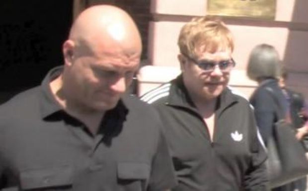 Szexuális zaklatással vádolják Elton Johnt