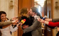 Csókkal demonstrálta a parlamentben Cernea, miért van szükség a legális élettársi kapcsolatra