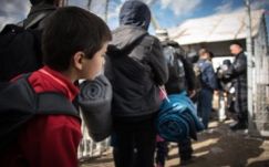 Naponta 580 menekültet engednek át a Balkánon