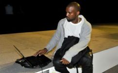 Lopáson kapták a kalózkodás ellen szónokló Kanye Westet