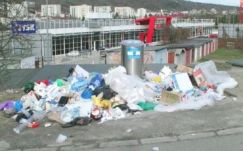 Marosvásárhely: folyik ki a szemét a „luxuskukákból”  