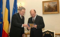 Klaus Johannis visszavonta Tőkés László állami kitüntetését