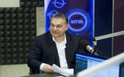 Orbán ironizálva üzent Merkelnek