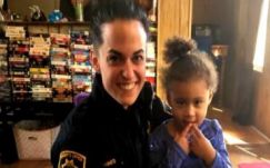 Rendőrt hívott a kétéves kislány, mert nem tudott egyedül felöltözni