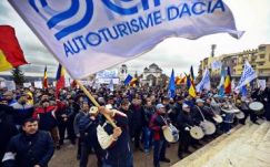 Autópályáért tüntettek a Dacia autógyár alkalmazottai