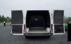 Sanyargatva szállítottak egy furgonnyi afgánt a román embercsempészek