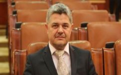 Kizárták a pártjából a magyarellenes összeesküvés-elméleteket gyártó képviselőt