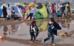 Több ezer menekült rekedt a görög-macedón határon