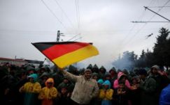 Mikl-Leitner: zárva marad a balkáni migrációs útvonal; Merkel: ez nem megoldás