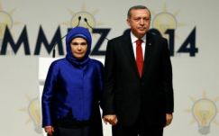 A török elnök felesége a háremeket dicsérte