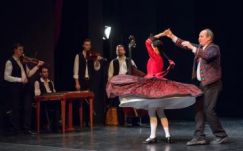 „Aki megismerkedik a magyar népzenével, az nem fog manelét hallgatni”		