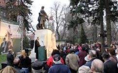 Átadták Szacsvay Imre felújított szobrát Nagyváradon