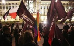 Több ezren tüntetnek a lengyel alkotmánybíróság varsói székhelye előtt