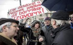 Tüntetők tiltakoztak Orbán Viktor múzeumkerti beszéde alatt