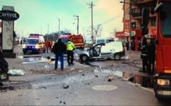 A járókelők mentettek ki egy fiatalembert égő autóból