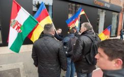 Erdély-zászló: Fancsali Ernő odacsípett Horváth Annának