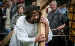 Passiójáték Csíksomlyón akkor és most: ennyit változtak tíz év alatt a szereplők