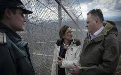 A magyar-osztrák határon is kerítést építene az osztrák belügyminiszter