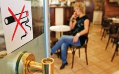 Tüntetnek a dohányzásellenes törvény módosításáért