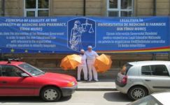 Két aktivista tüntet Bukarestben a MOGYE ügyében