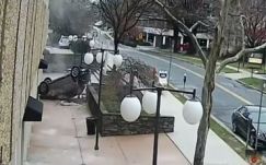 Kizuhant a parkolóházból autójával 