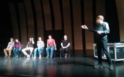 Spicces nyuszi kunyerált tojást a Csíki Játékszínnél