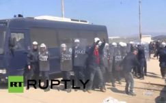 Kövekkel dobálták meg a rendőröket Idomeninél