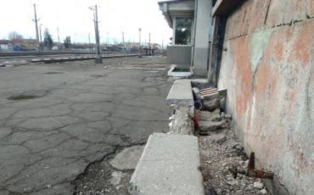 Lerobbant a csíkszeredai pályaudvar, de legalább magyarul mondják be a késéseket