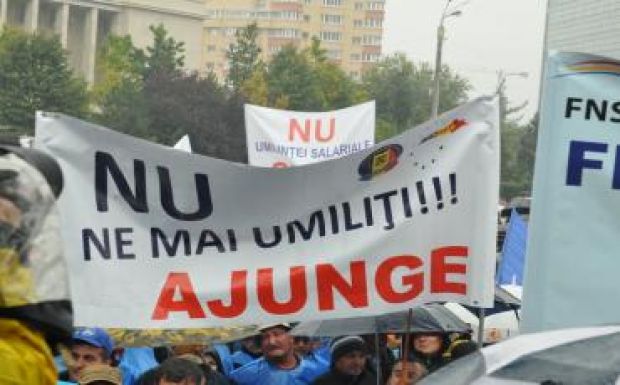 Közalkalmazotti bértábla: tiltakoznak a szakszervezetek
