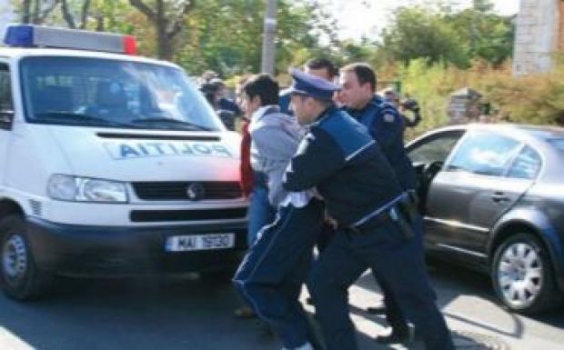 FRISSÍTETT: Fegyverrel állítottak meg egy tolvajbandát a háromszéki rendőrök