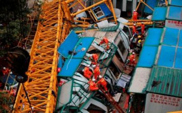 Eldőlt toronydaru ölt meg sok embert Dél-Kínában