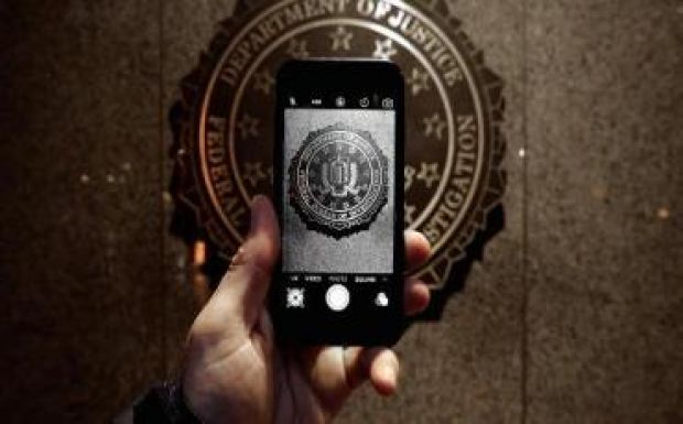 Alig talált valamit az FBI a terrorista feltört telefonján