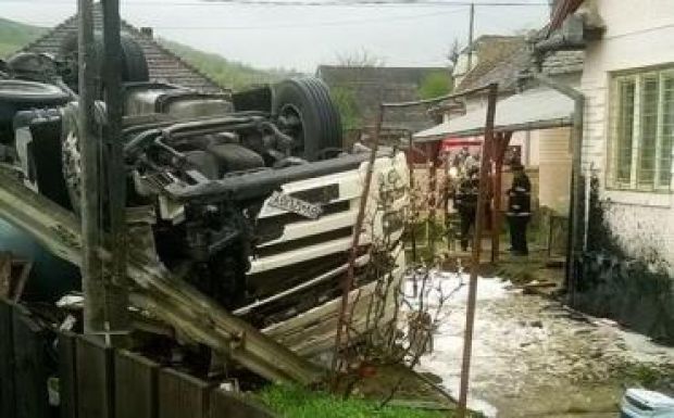 Felborult a bitument szállító autó